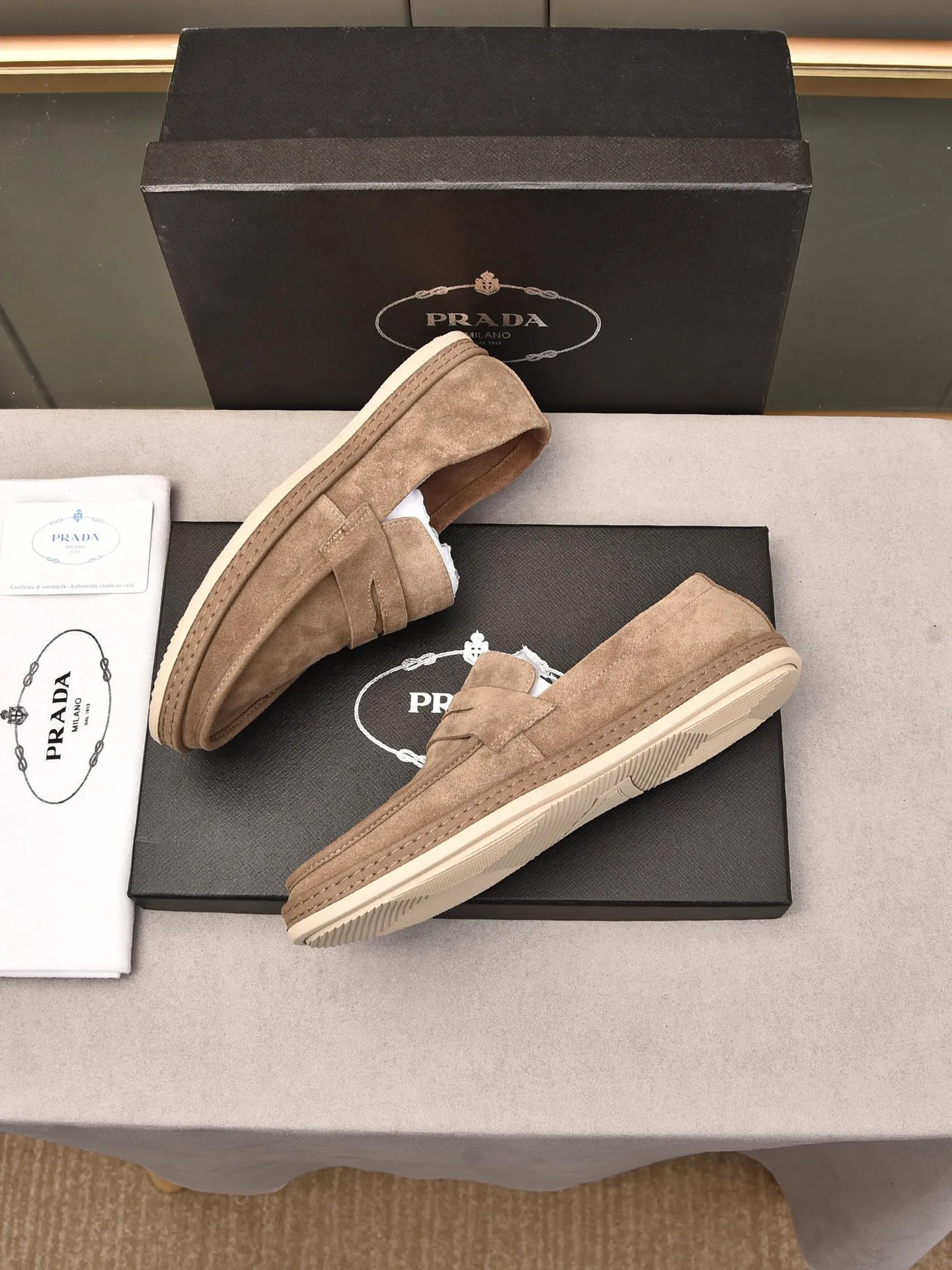 👟👟👟Men's Shoes💰P420 🆕🔥New Updates🔥👟PRADA (Prada) new products are released, imported soft cowhide, fashionable to allow air to penetrate the entire shoe, and the awesome shoes [strong] bring an extremely comfortable and breathable feeling! Beautiful inside and out! Exquisite workmanship, top-grade cowhide material, 😌Number: 38~44, black and white color options.